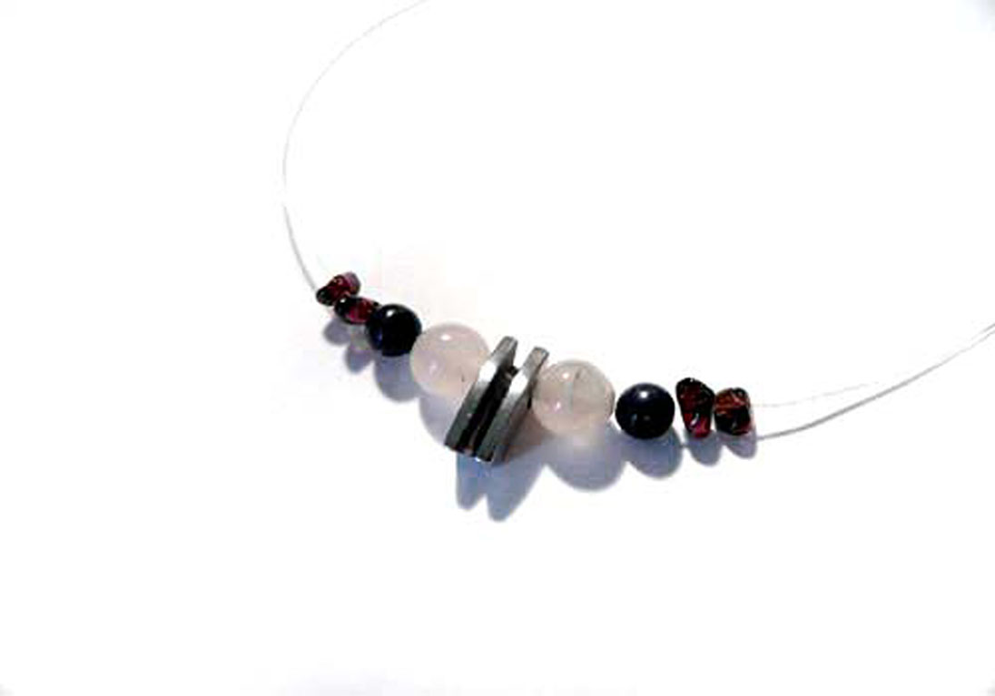 Bunte Steine mit unsichtbarer Kette