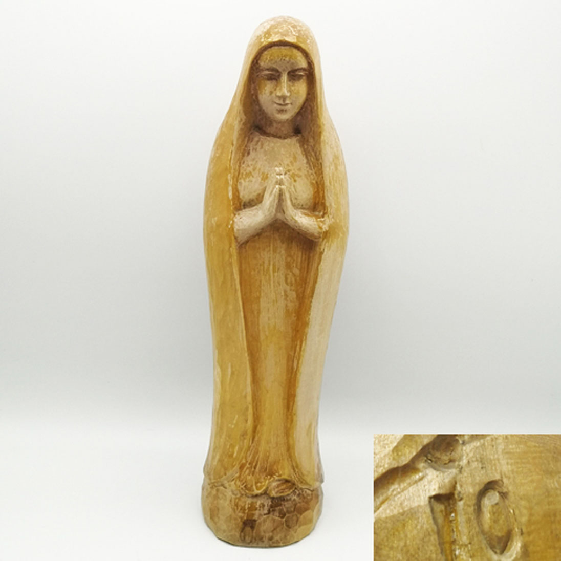 alte Holzfigur betende Frau