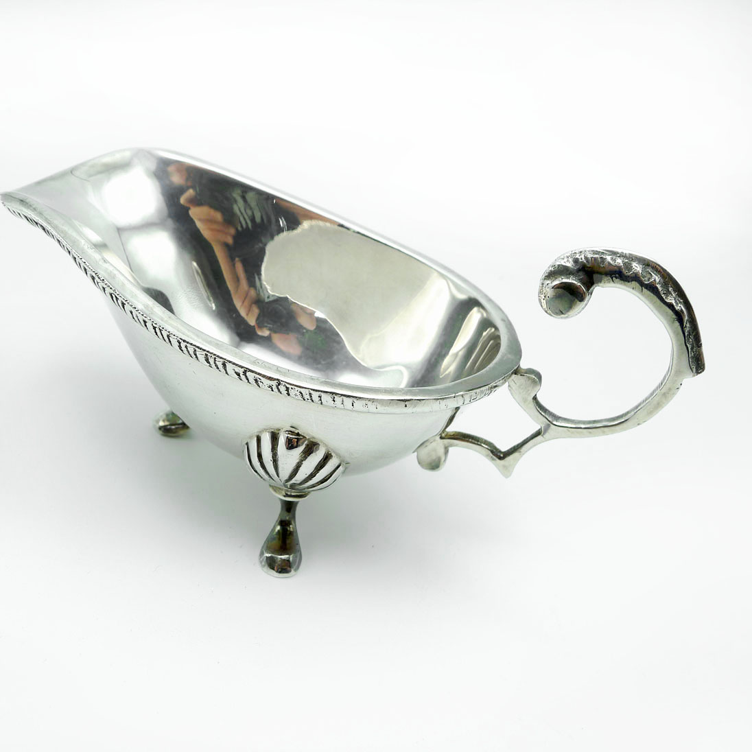 Elegante versilberte Sauciere / Soßenschüssel auf drei Füßen