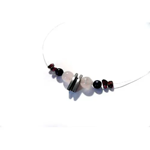 Bunte Steine mit unsichtbarer Kette Bunte Steine mit unsichtbarer Kette