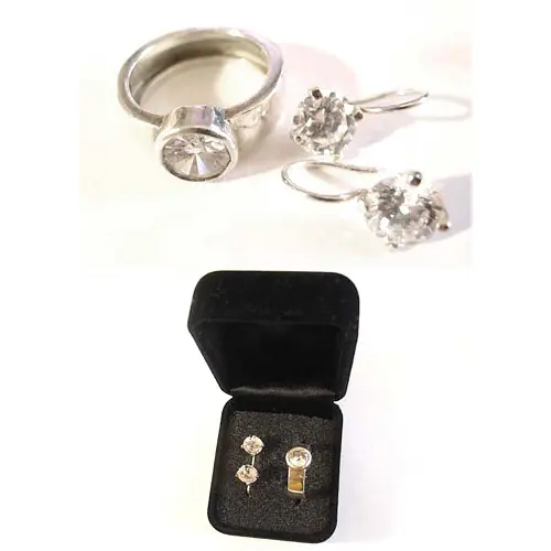 Set mit Ring und Ohrsteckern 925 Silber und Steinen Set mit Ring und Ohrsteckern 925 Silber und Steinen