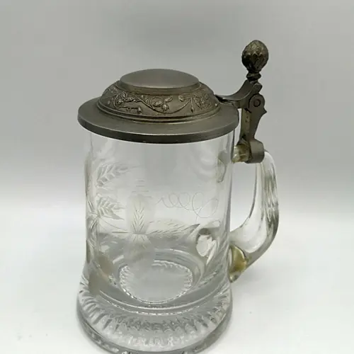 Gravierter Glaskrug mit Zinndeckel