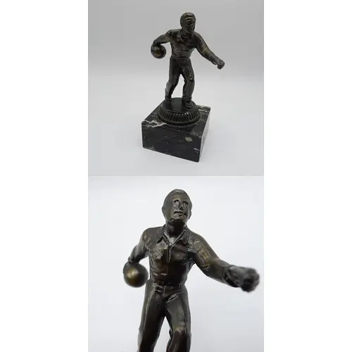 Art Déco Figur "Kegler / Bowler" auf Marmorsockel – Metallguss/Bronze